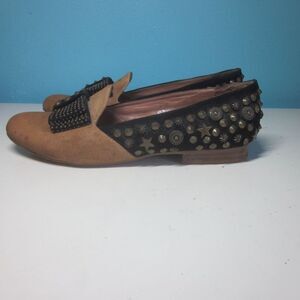 Jeffery Campbell Womens Size 7.5 Slip On Flats Studded Bow Loafer Tan / Black